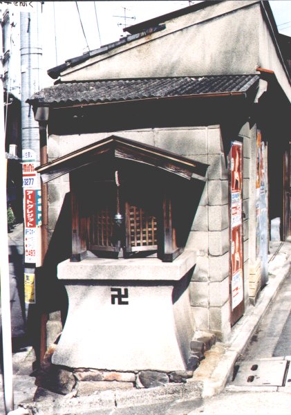 anijaponia-1999-10-10-kapliczka.jpg