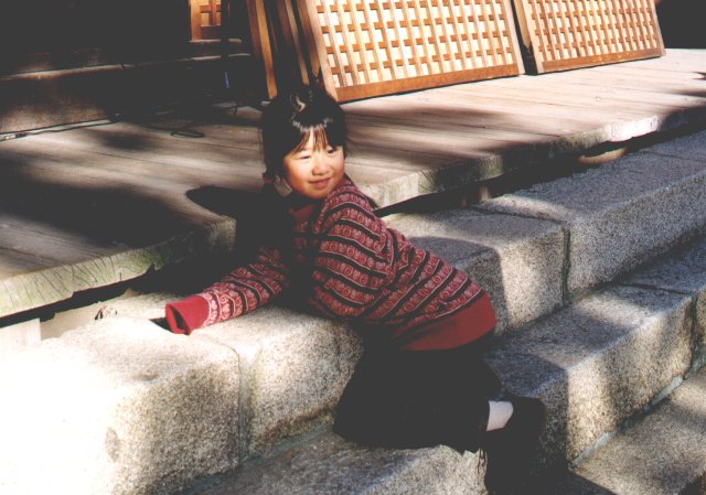 anijaponia-2000-01-03-teatr-dziewczynka.jpg